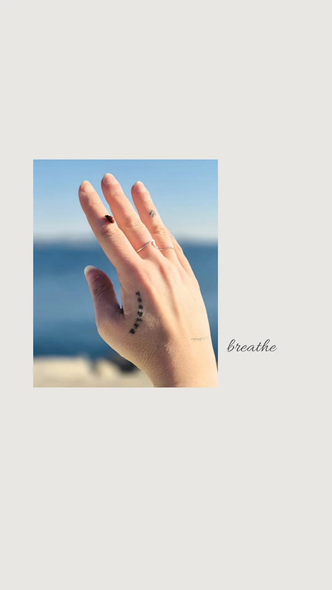 Mano frente al mar durante una sesión en la costa