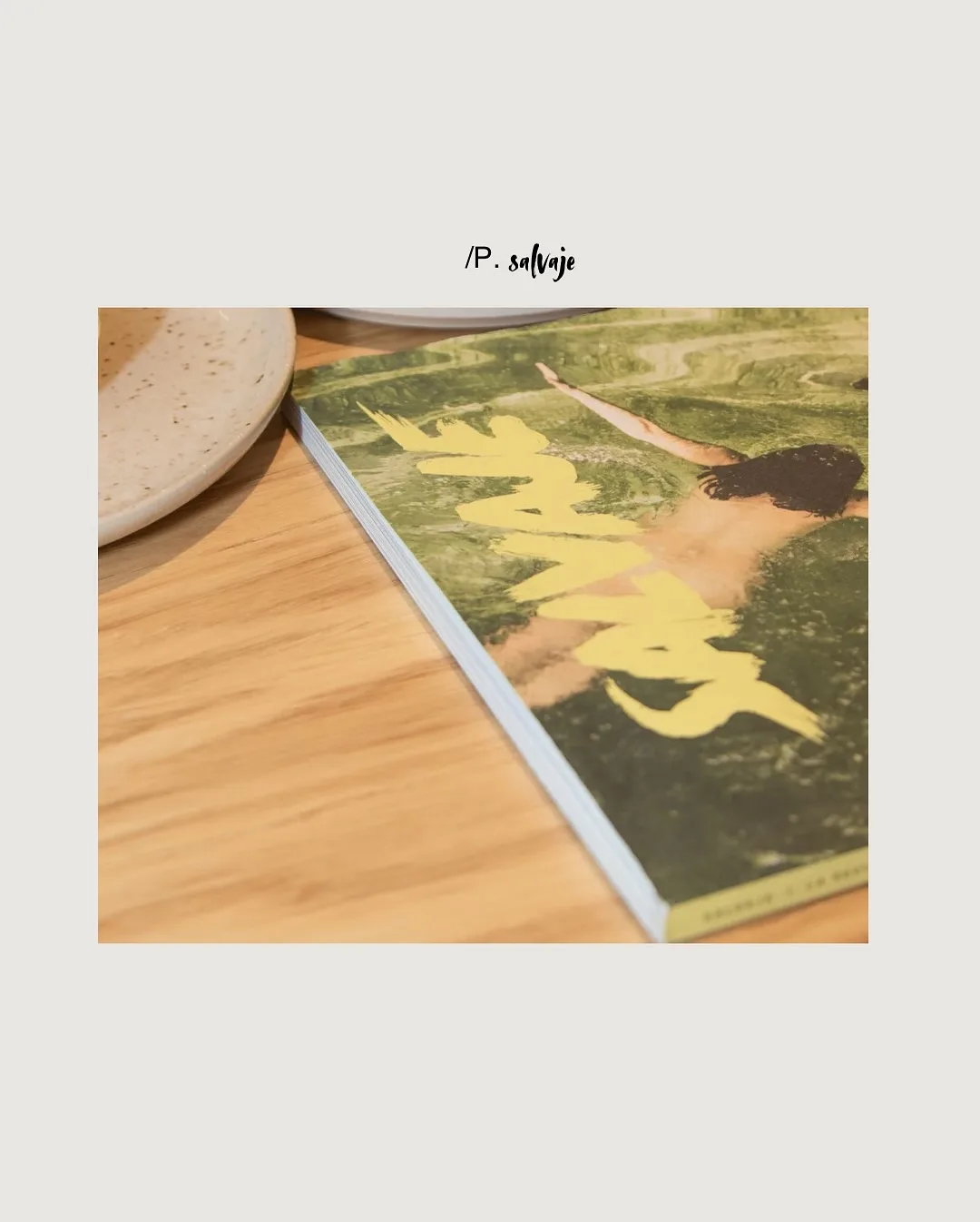 Revista sobre una mesa como parte de una historia de marca