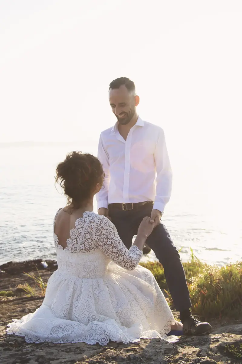 Pareja en postboda al atardecer