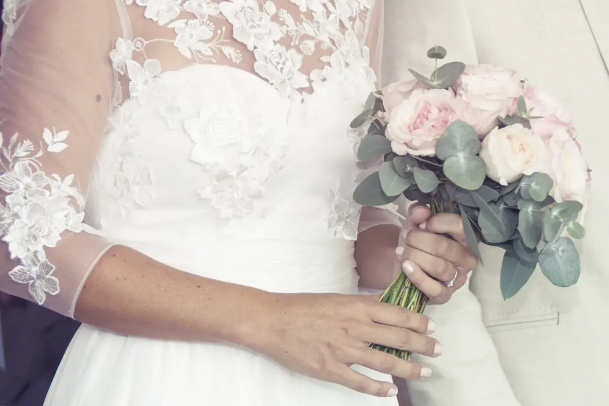 Fotografía de boda en interior con luz