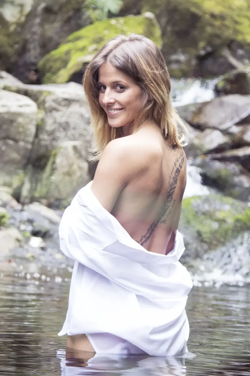 Lifestyle editorial con detalle cotidiano