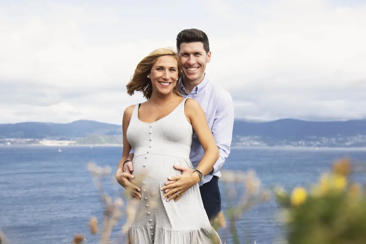 Maternidad con vestido blanco