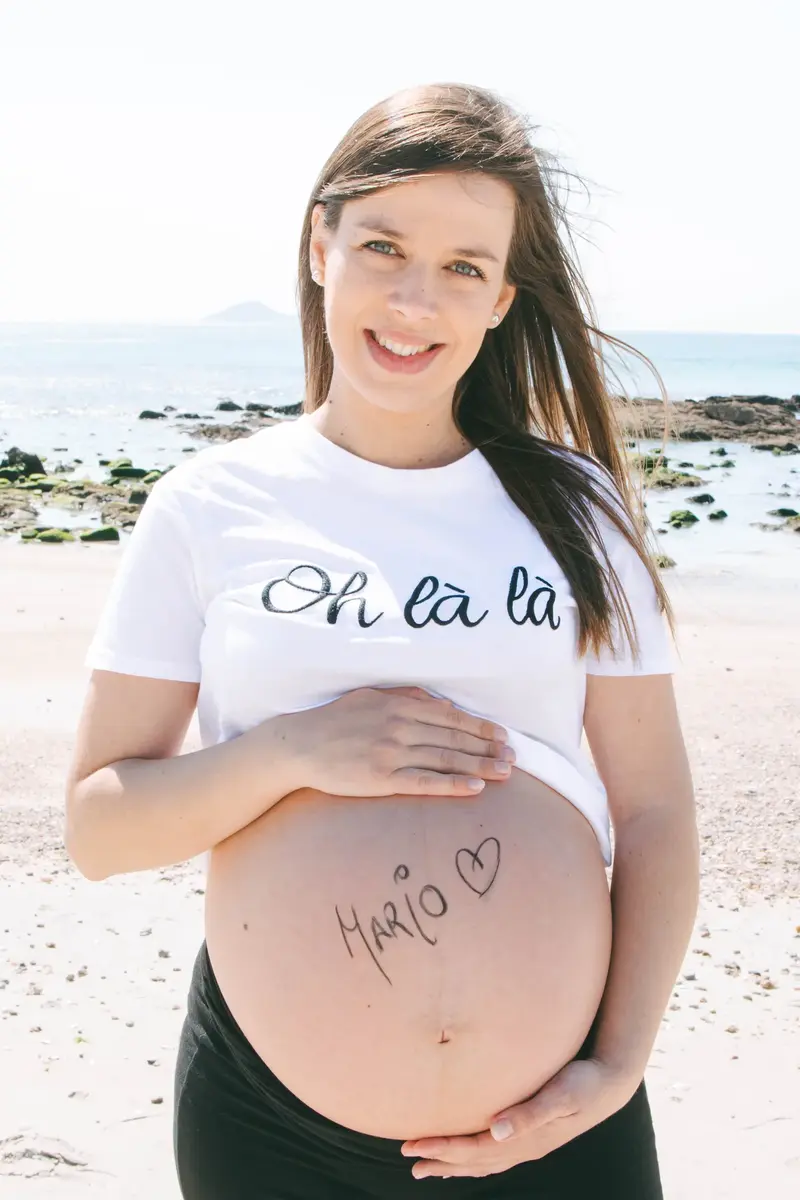 Sesión de maternidad minimalista