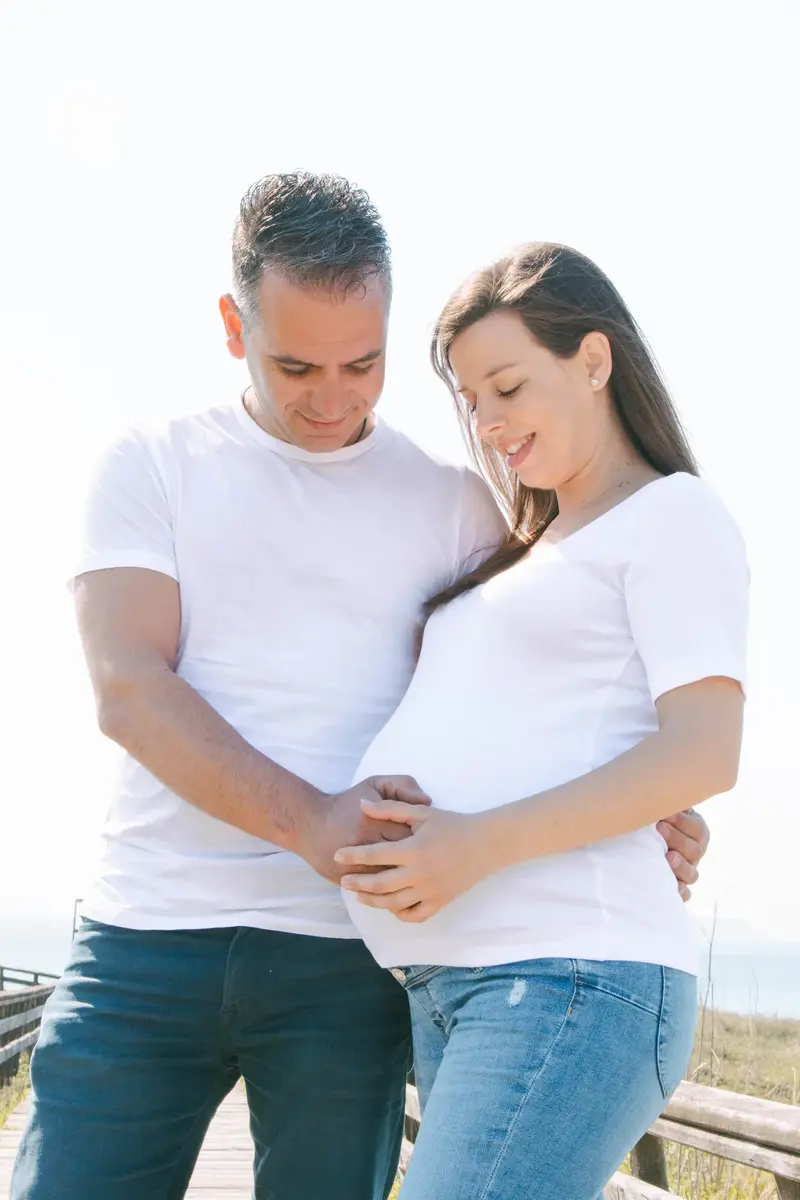 Maternidad con luz de ventana