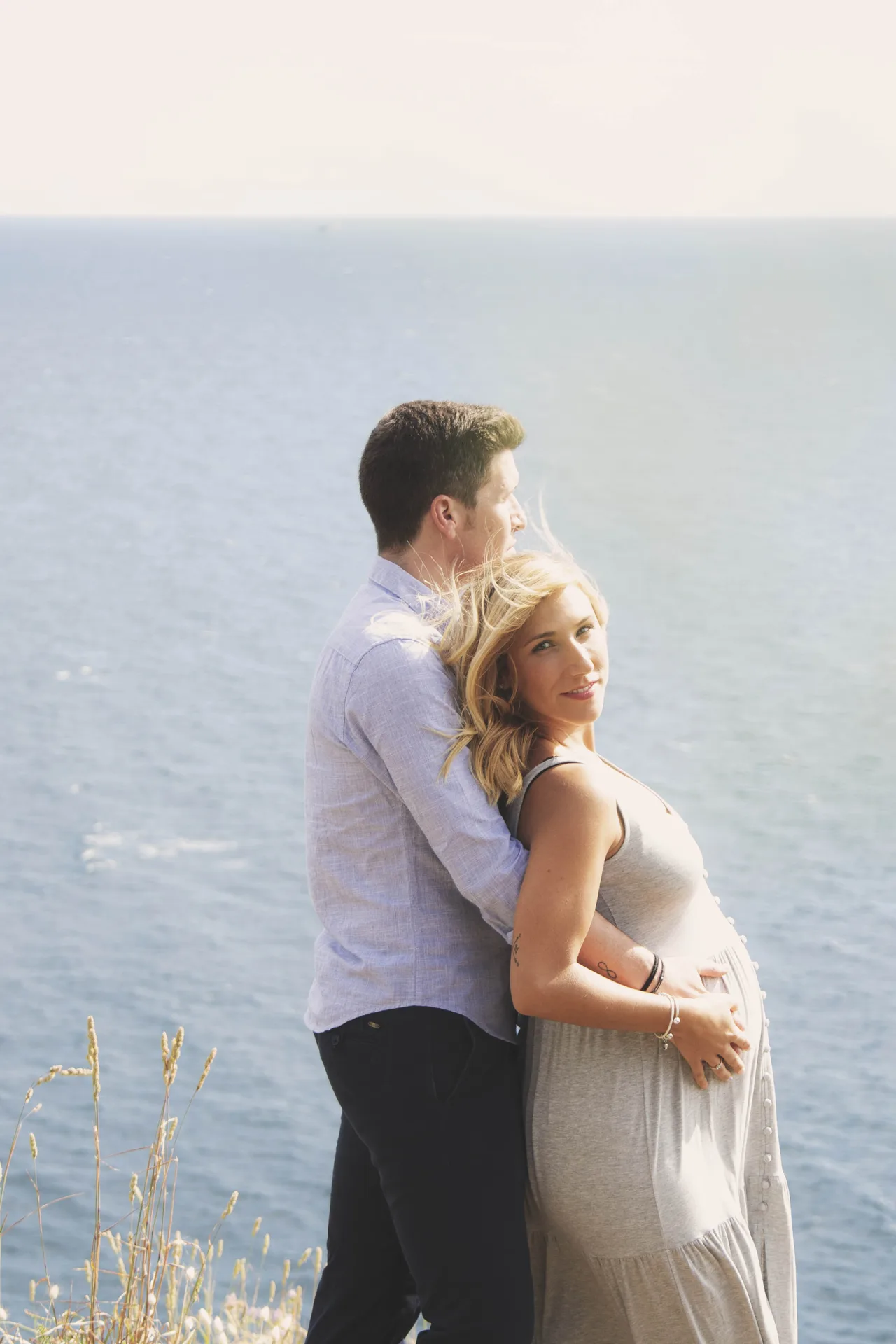 Retrato exterior de una mujer embarazada en una sesión de maternidad