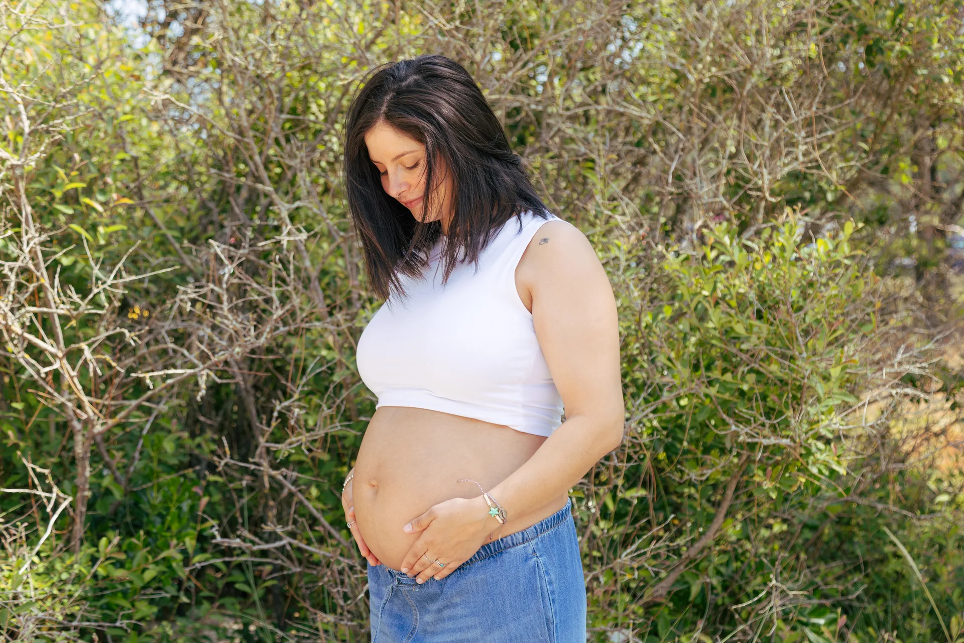 Retrato de una mujer embarazada durante una sesión exterior